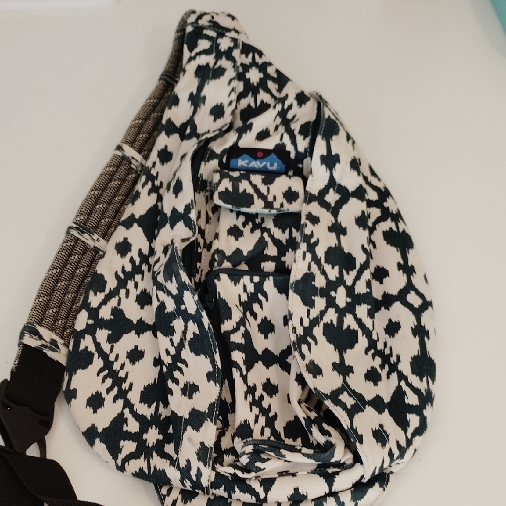 Kavu Rope Slingback Crossbody Bag With Adjustable Straps In Navy And Cream Color